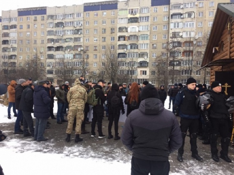 Украинские националисты требуют закрыть храмы УПЦ