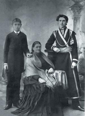 Братья Николай (1877-1938, слева) и Константин Розовы с матерью