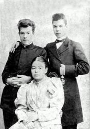 Николай Дмитров (справа) с матерью и старшим братом Владимиром. 1894 год 