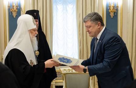 Лже-патриарх Денисенко передаёт Петру Порошенко подписи с просьбой об автокефалии