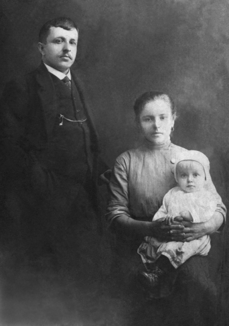Никифор Петрович Зайцев (1884-1942) с супругой Марией Игнатьевной и дочерью Анастасией