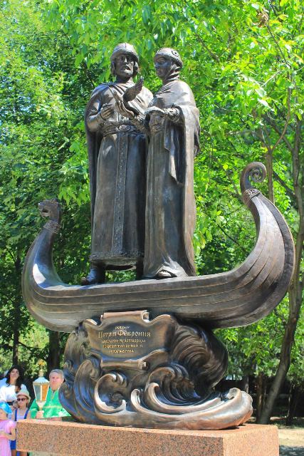 Памятник святым Петру и Февронии в Крыму