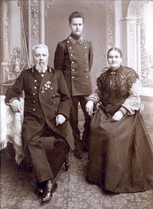 Студент Казанского ветеринарного института Александр Лебедев (1884-1938) с родителями 