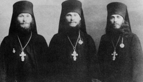 Иеромонах Лев (Егоров, 1889-1937), иеромонах Гурий (Егоров, 1891-1965), архимандрит Иннокентий (Тихонов, 1889-1937). Фото 1921г.
