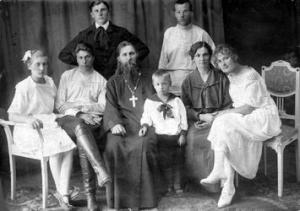 Отец Николай Агафоников (1876-1937) с женой и детьми