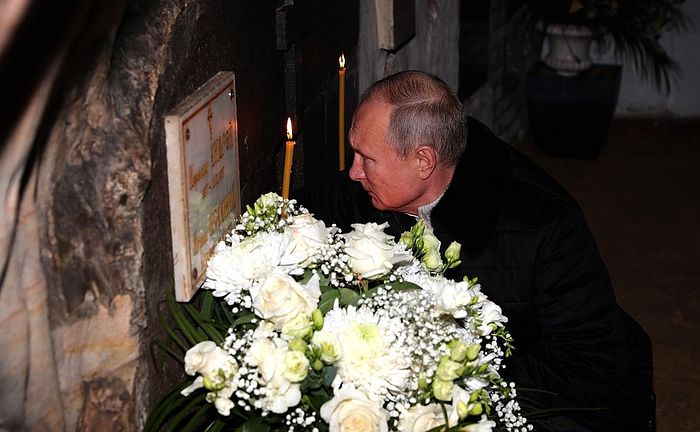 Владимир Путин у могилы архимандрита Иоанна (Крестьянкина)