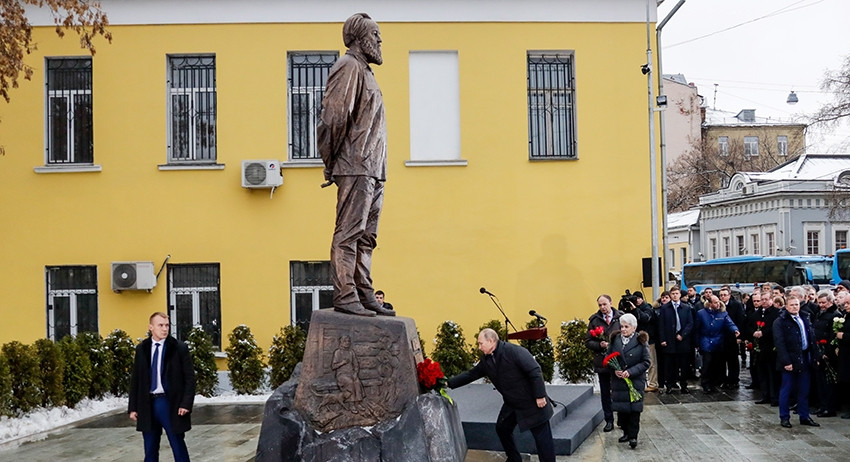 На открытии памятника Александру Солженицыну в Москве