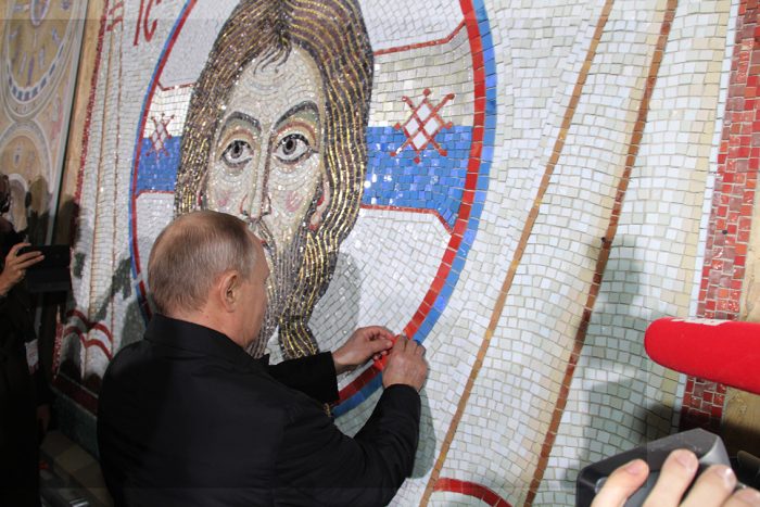 Владимир Путин участвует в завершении мозаики в соборе святого Саввы в Белграде