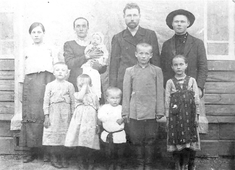 Иван Михайлович Колесников (1877-1943) с семьей