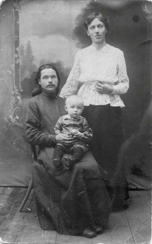 Священник Дмитрий Касаткин (1884-1942) с супругой Марией Михайловной и сыном. 1919 г.