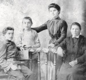 Пётр Крестов (второй слева) с мамой, сестрой и братом. Около 1900 г.