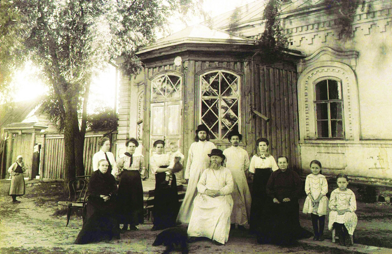 Протоиерей Иоанн Гусев (+1915) с сыновьями-священниками и другими родственниками