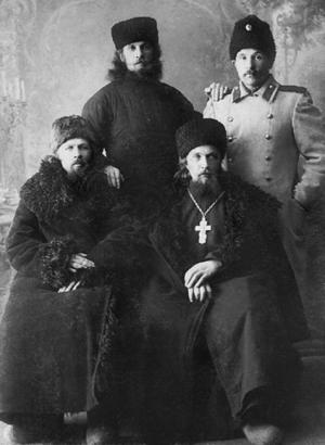  Священники Геннадий и Виктор Усовы (сидят слева направо), диакон Александр Усов и Александр Иванович Кузнецов (стоят). 1912 г.