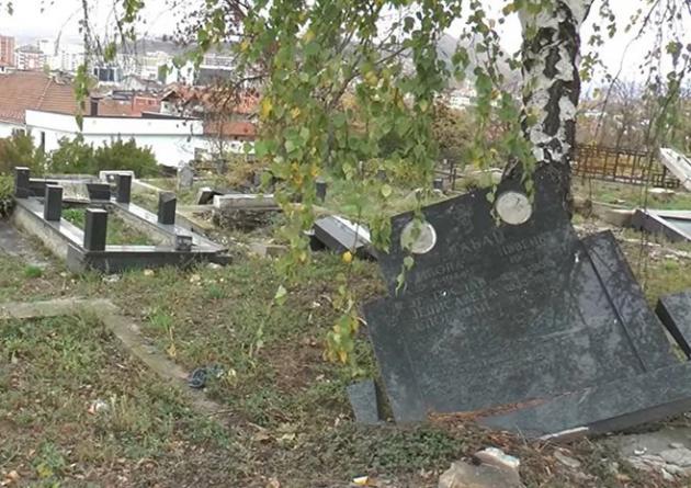 Сербское кладбище на юге города Косовска-Митровица