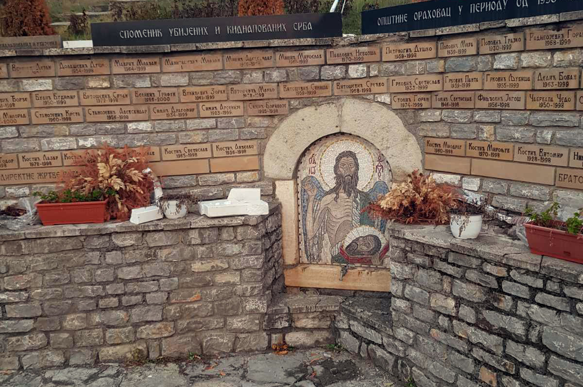 Мемориал в сербской деревне Велика-Хоча (Косово и Метохия) 