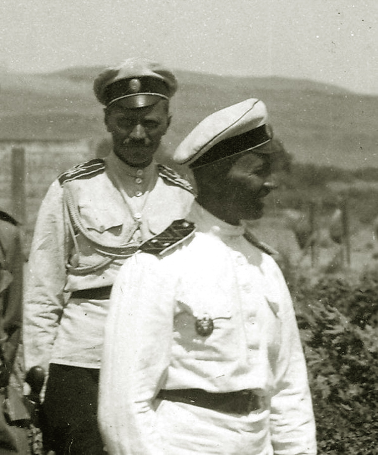 Генерал-майор М. А. Пешня (на первом плане) в марковской форме