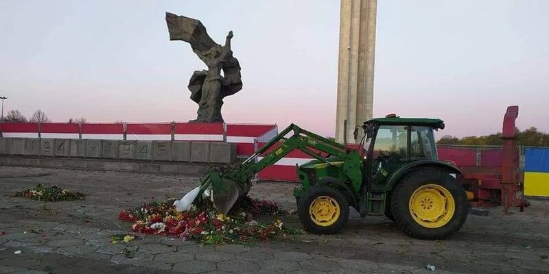 В Риге уничтожают цветы, принесённые 9 мая к памятнику воинам Великой Отечественной войны