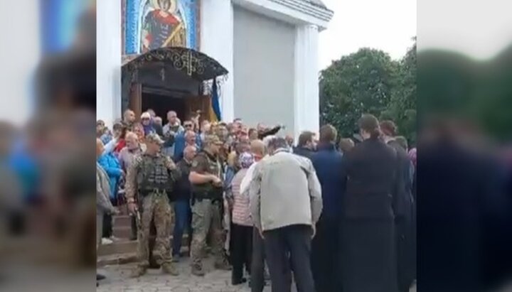 В городе Рожище Волынской области украинские раскольники совершили попытку захвата храма