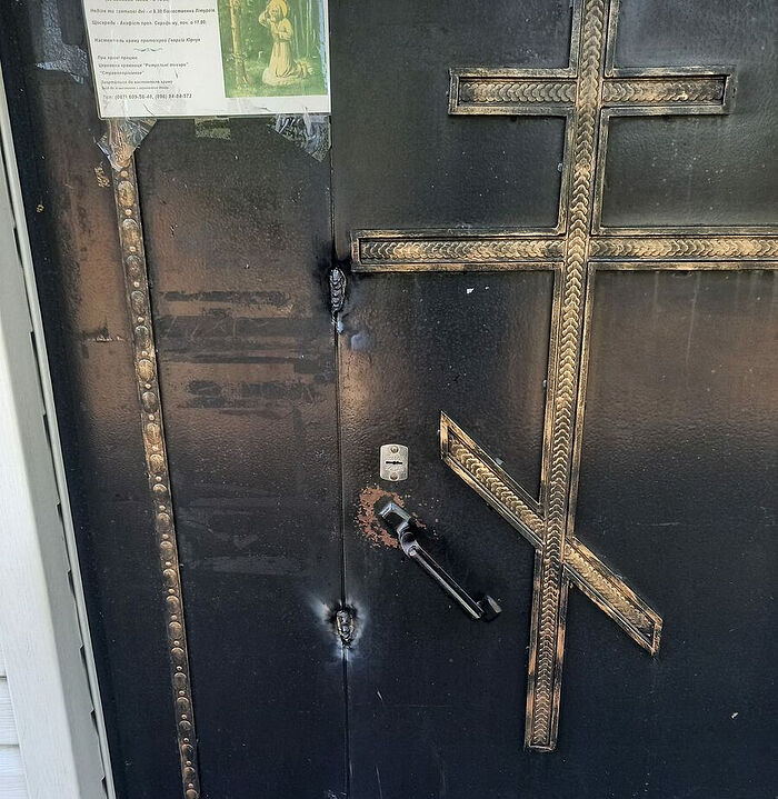 Украинские раскольники заварили дверь в храм УПЦ
