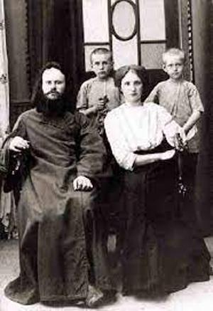 Священник Пётр Шмарин с супругой Клавдией Георгиевной и детьми — Марией (в центре) и Николаем