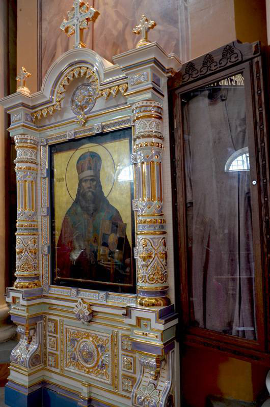 Икона и подрясник священномученика Уара, епископа Липецкого в Христо-Рождественском кафедральном соборе Липецка