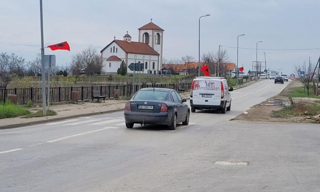 Албанцы демонстративно водрузили у сербских домов и православного храма в крае свои флаги