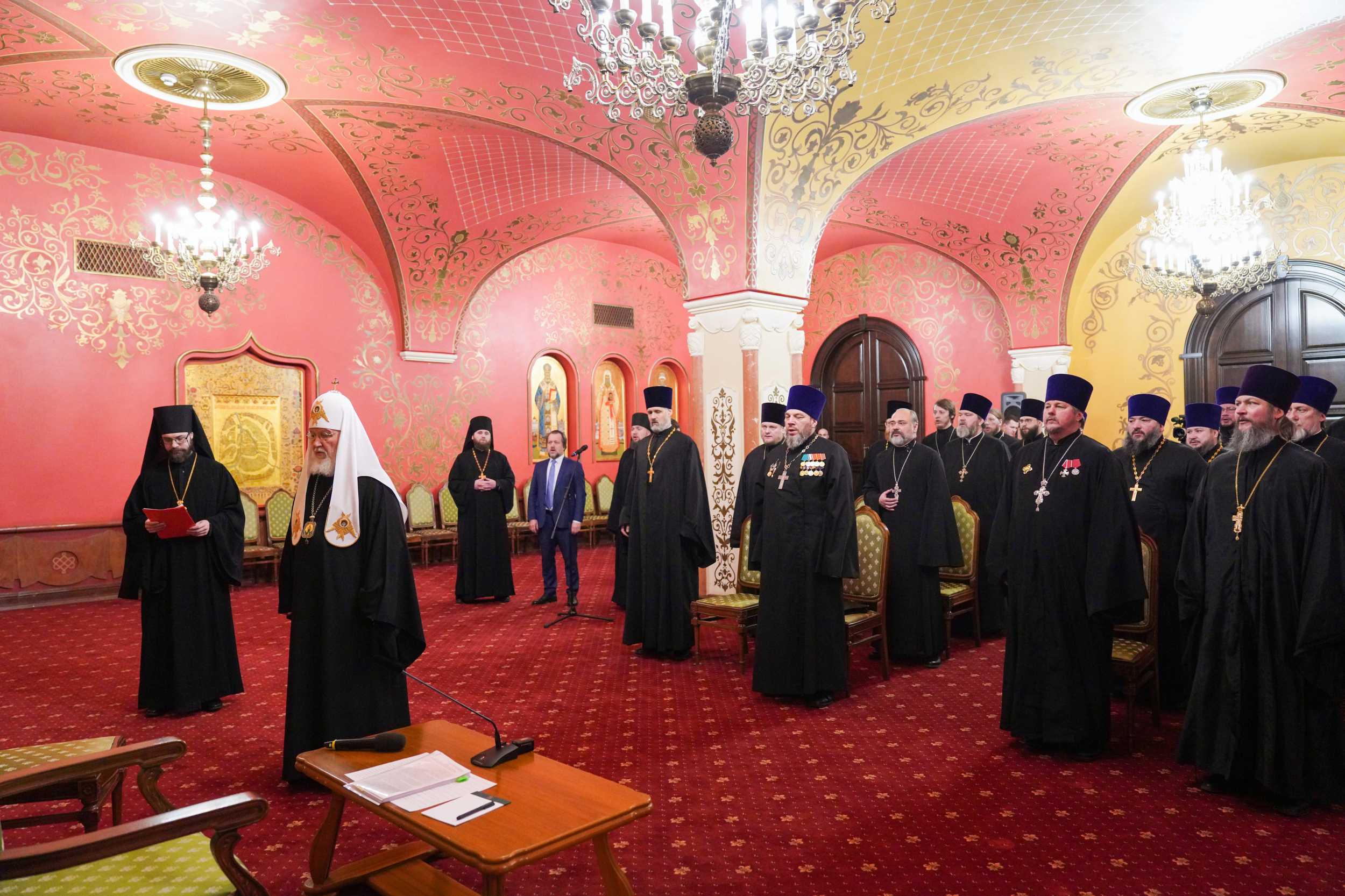 Предстоятель Русской Православной Церкви наградил военных священников