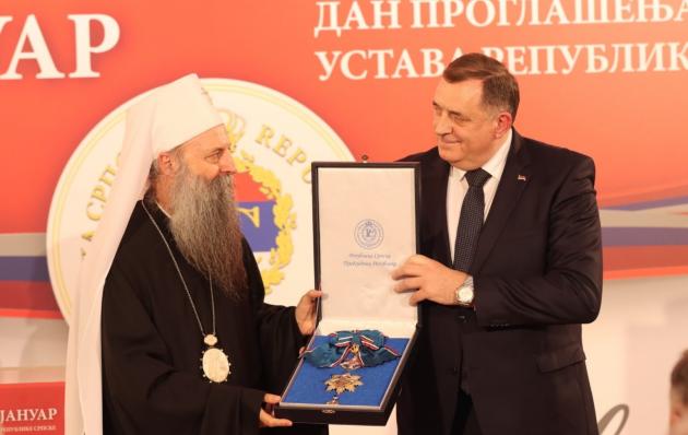 Милорад Додик вручил Сербскому Патриарху Порфирию орден Республики на ленте