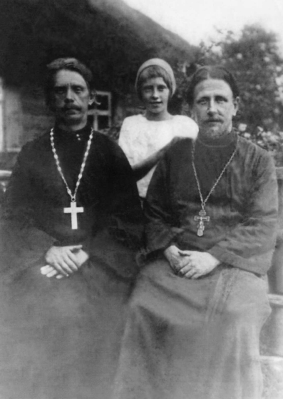 Священник Павел Брянцев (справа) с братом, священником Николаем, и дочерью Елизаветой. 1931 г