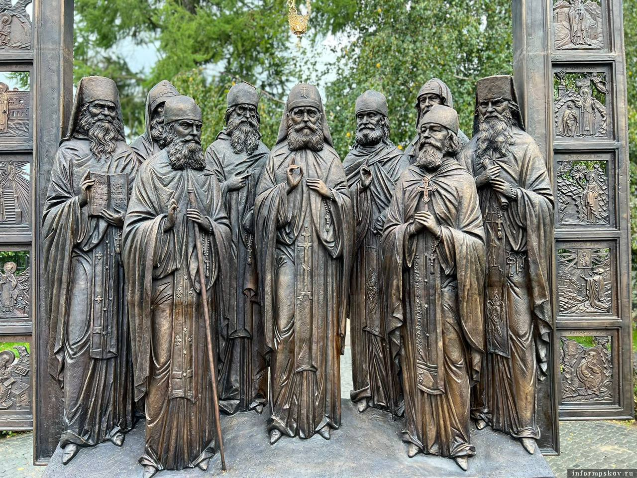 Памятник Псково-Печерским старцам