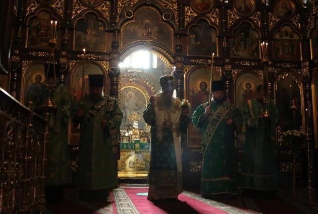 Богослужение в обесточенном храме Кременецкого монастыря