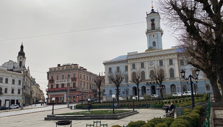 Центральная площадь Черновцов без креста