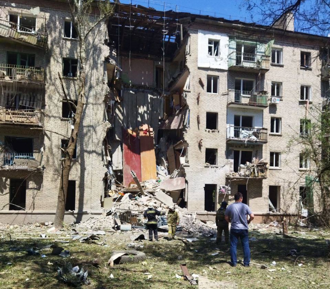 Попадание ракеты в жилой дом в Луганске