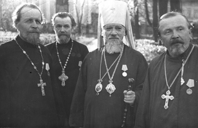 Митрополит Ленинградский и Новгородский Алексий (Симанский) и группа священников