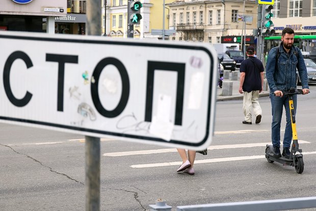 Для самокатов в большинстве городов не создана инфраструктура, и самокатчики оказались лишними. / Донат Сорокин/ТАСС