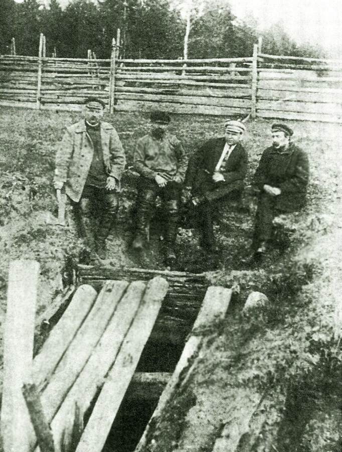 Вход в шахту *Межная* под Алапаевском. Октябрь 1918 года