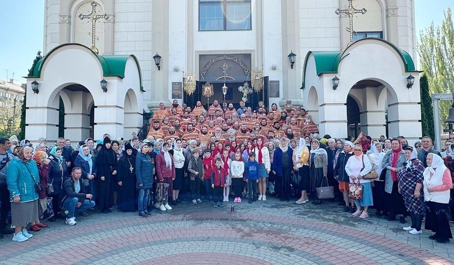 Верующие и духовенство Запорожской епархии УПЦ