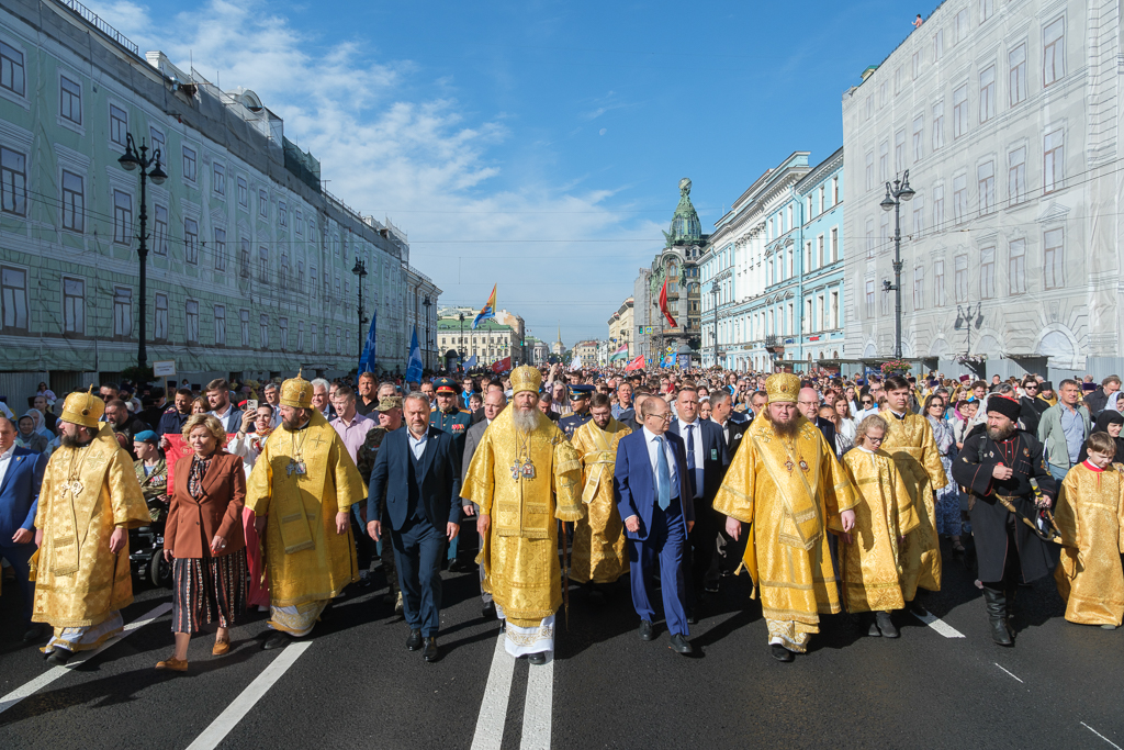 Крестный ход по Невскому проспекту