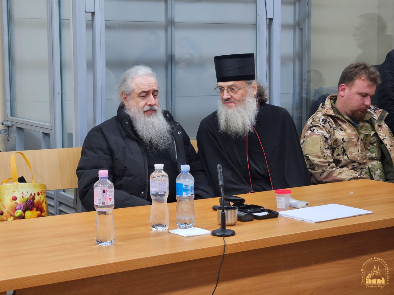 Митрополит Святогорский Арсений и митрополит Запорожский Лука в суде