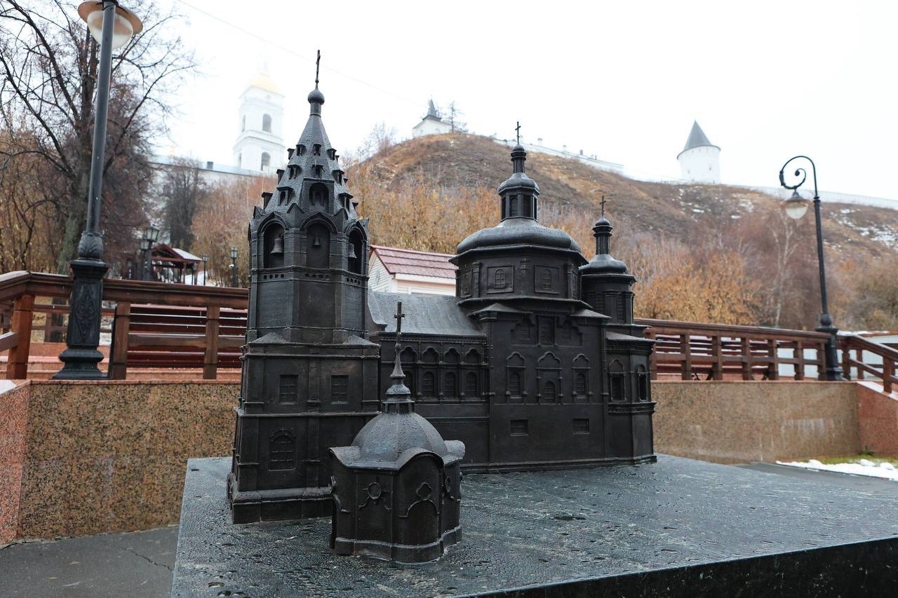 На месте уничтоженного большевиками Богоявленского храма в Тобольске установили бронзовый памятник-макет