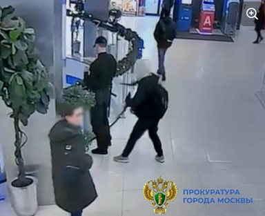 Мигрант-подросток напал с ножом на охранников и двух полицейских в торговом центре в Москве