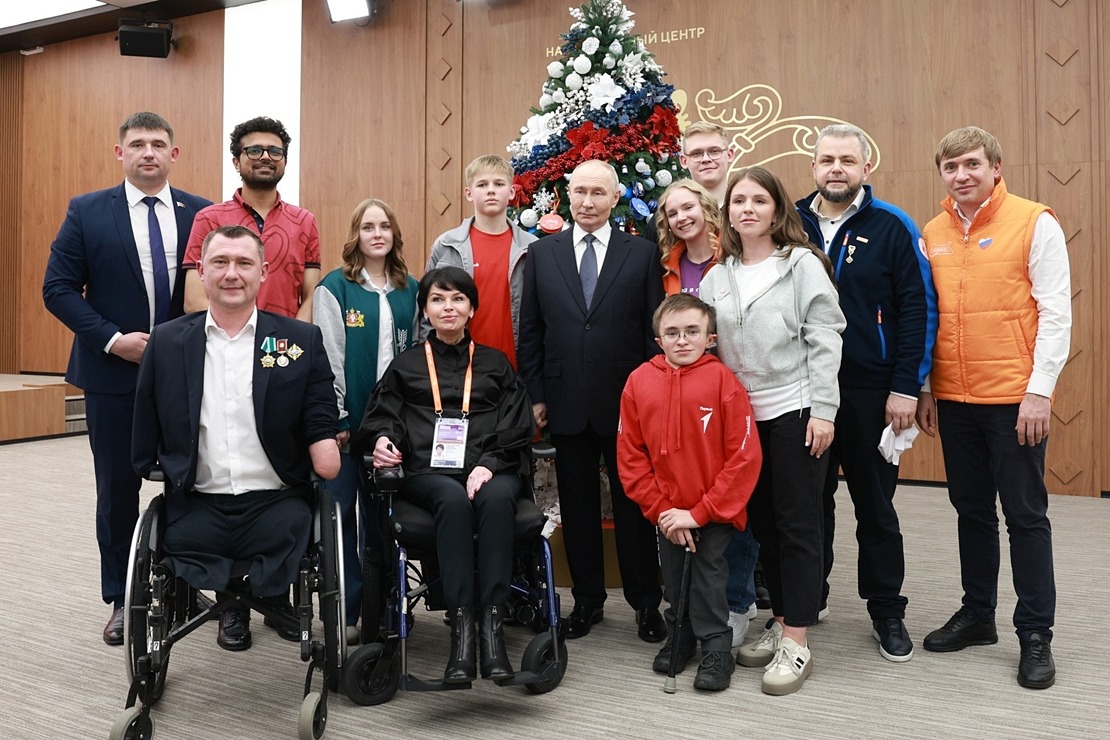 Владимир Путин и волонтеры