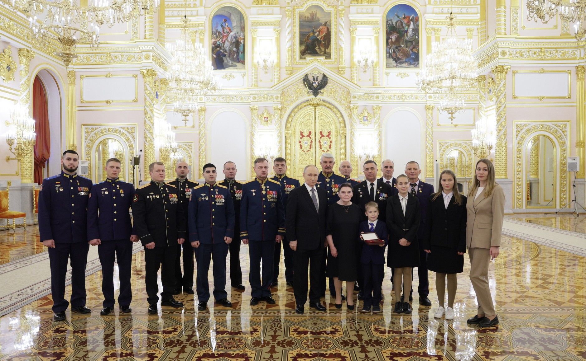 В День Героев Отечества в Георгиевском зале Большого Кремлёвского Дворца состоялось торжественная церемония награждения медалями *Золотая Звезда*