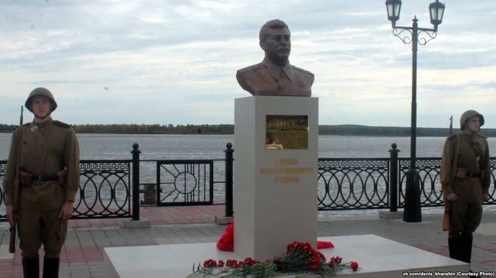 Памятник Сталину на набережной Оби в Сургуте