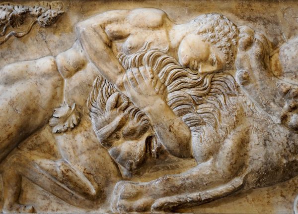 Геракл убивает Немейского льва. Рельеф фронтальной стенки мраморного саркофага