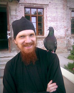 Иеромонах Петр (Бородулин) с голубем Цыпой