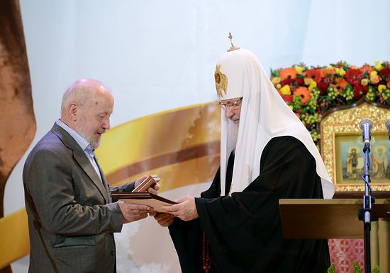 Награждение Ю.М. Лощица Патриаршей литературной премией 2013 года. Фото: Патриархия.Ru