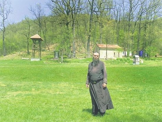 Отец Иоанн перед восстановленной церковью Святой Параскевы. Фото: Б. Радомилович