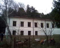Второй этаж, третье окно слева – в 1920-х эту комнату занимал полковник А.В.Максимович. Сейчас это келия монаха Онисифора.