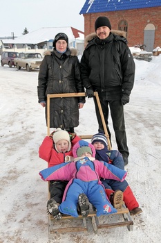 - Алтарник Никольского храма Игорь со своим семейством